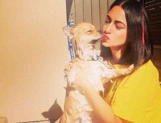 सेनेटरी पैड टैक्स फ्री चाहती है ये मॉडल, इन PHOTOS से सुर्खियों में