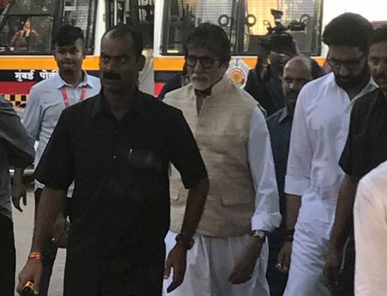 PHOTOS: विनोद खन्ना हुए पंचतत्व में विलीन, बॉलीवुड ने नम आंखों से दी विदाई