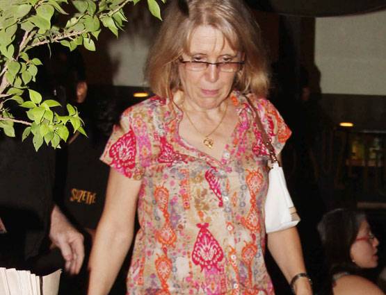 रेड टॉप में फैमिली के साथ दिखीं कटरीना, कहां थे 'बॉडीगार्ड'