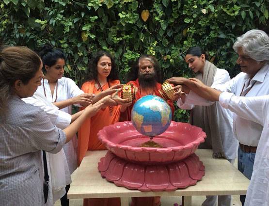 गंगा आरती करने ऋषिकेश पहुंची दीपिका, देखें PHOTOS