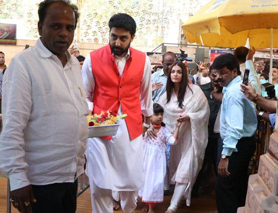 PHOTOS: शादी की 10वीं सालगिरह पर अभि-ऐश ने किया सिद्धिविनायक का दर्शन