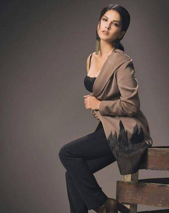 'अश्लील' एड पर बवाल, सनी बोलीं- सही और गलत सरकार तय करेगी