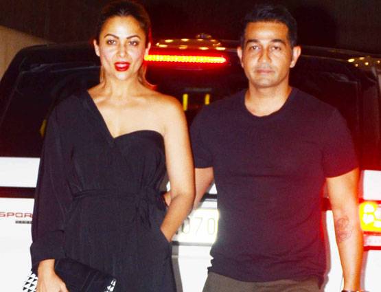 इतना सकुचाते हुए करीना कहां जा रही हैं...