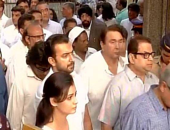 PHOTOS: विनोद खन्ना हुए पंचतत्व में विलीन, बॉलीवुड ने नम आंखों से दी विदाई