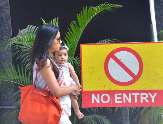 PHOTOS: बेटी मीशा और पत्नी मीरा के साथ लंच करने पहुंचे शाहिद