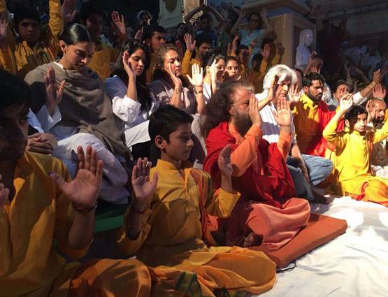 गंगा आरती करने ऋषिकेश पहुंची दीपिका, देखें PHOTOS