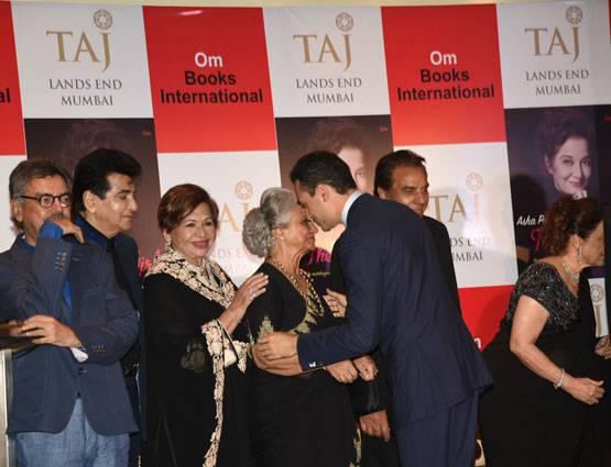 सलमान ने लॉन्च की आशा पारेख की बायोग्राफी The Hit Girl