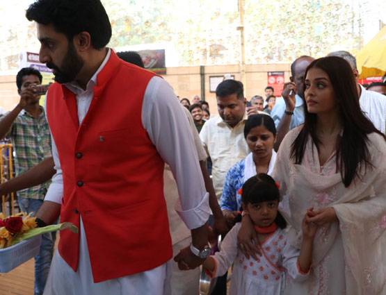 PHOTOS: शादी की 10वीं सालगिरह पर अभि-ऐश ने किया सिद्धिविनायक का दर्शन