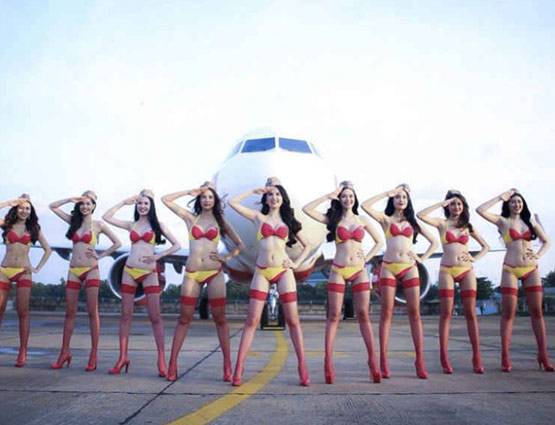 'बिकनी एयरहोस्टेस' करती हैं वेलकम, 6 महीने लगाती हैं पैसेंजर्स की लाइन