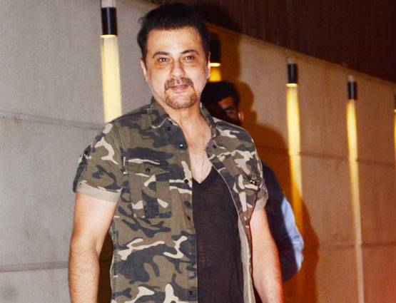 इतना सकुचाते हुए करीना कहां जा रही हैं...