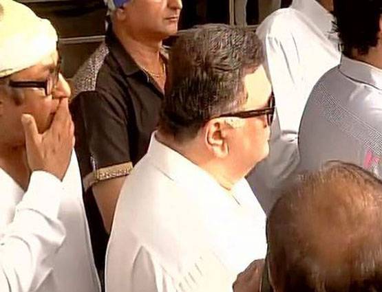 PHOTOS: विनोद खन्ना हुए पंचतत्व में विलीन, बॉलीवुड ने नम आंखों से दी विदाई