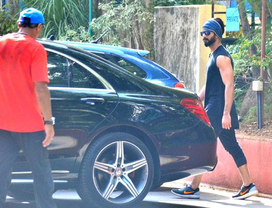 PHOTOS: बेटी मीशा और पत्नी मीरा के साथ लंच करने पहुंचे शाहिद