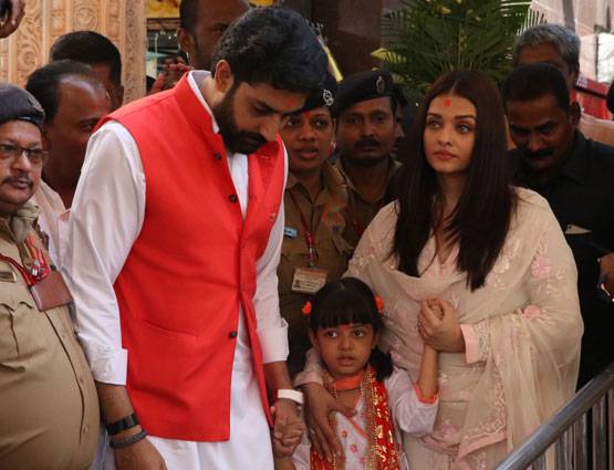 PHOTOS: शादी की 10वीं सालगिरह पर अभि-ऐश ने किया सिद्धिविनायक का दर्शन