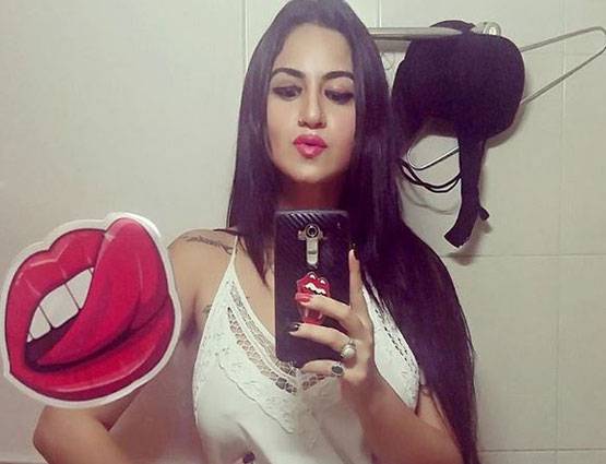 सेनेटरी पैड टैक्स फ्री चाहती है ये मॉडल, इन PHOTOS से सुर्खियों में