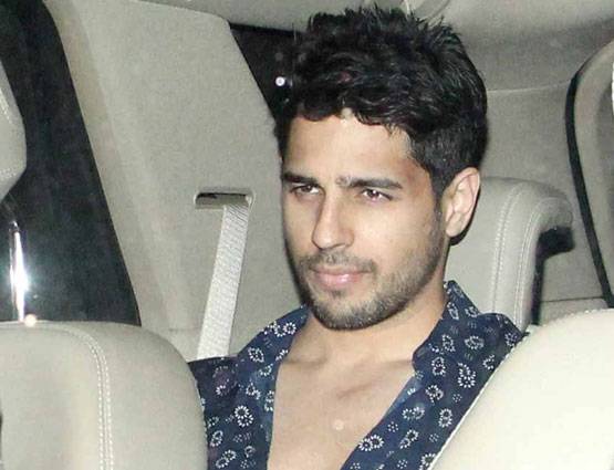 इतना सकुचाते हुए करीना कहां जा रही हैं...