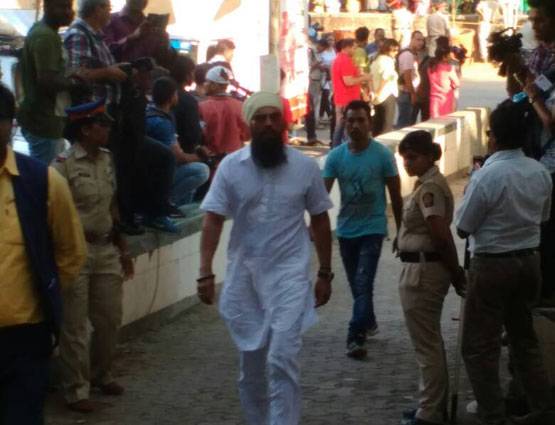 PHOTOS: विनोद खन्ना हुए पंचतत्व में विलीन, बॉलीवुड ने नम आंखों से दी विदाई