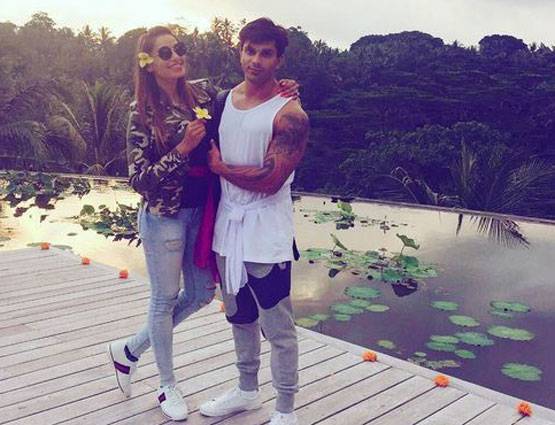 PHOTOS: गोवा में अपनी पहली वेडिंग एनिवर्सरी सेलिब्रेट कर रहे हैं करण और बिपाशा