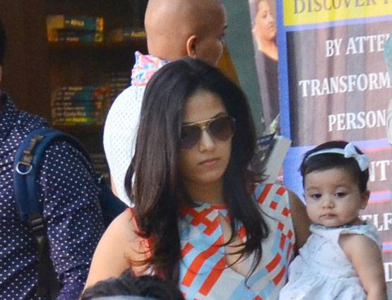 PHOTOS: बेटी मीशा और पत्नी मीरा के साथ लंच करने पहुंचे शाहिद