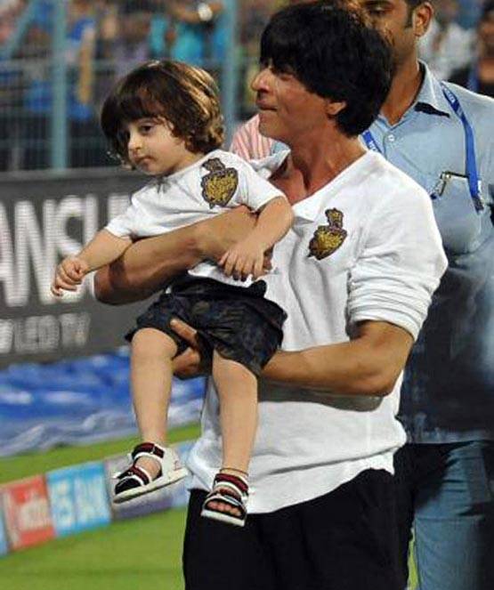 शाहरुख के छोटे अबराम ने मम्मी गौरी को टॉयलेट पेपर से लपेटा...