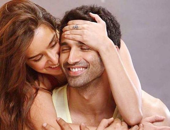 PHOTOS: आदित्य रॉय से भिड़े फरहान, मनाने पहुंची श्रद्धा