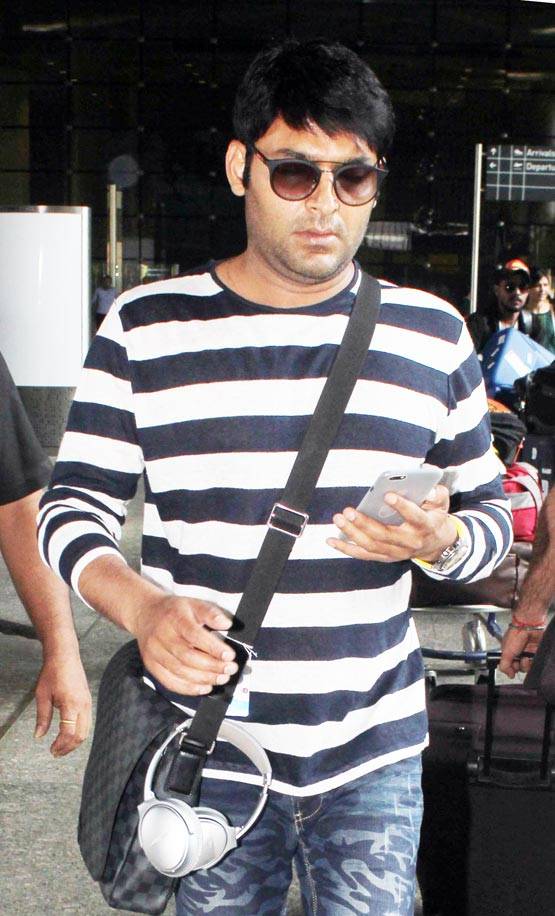 काला चश्मा लगाए एक ही जगह नजर आए रणवीर और कपिल शर्मा