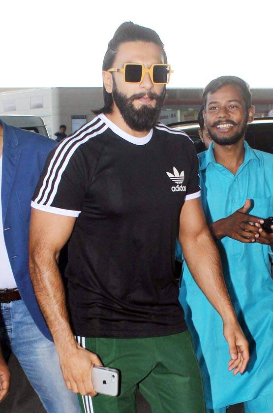 काला चश्मा लगाए एक ही जगह नजर आए रणवीर और कपिल शर्मा