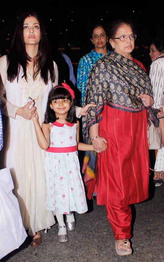 PHOTOS: पिता के अस्थि विसर्जन के बाद आराध्या के साथ दिखीं ऐश्वर्या