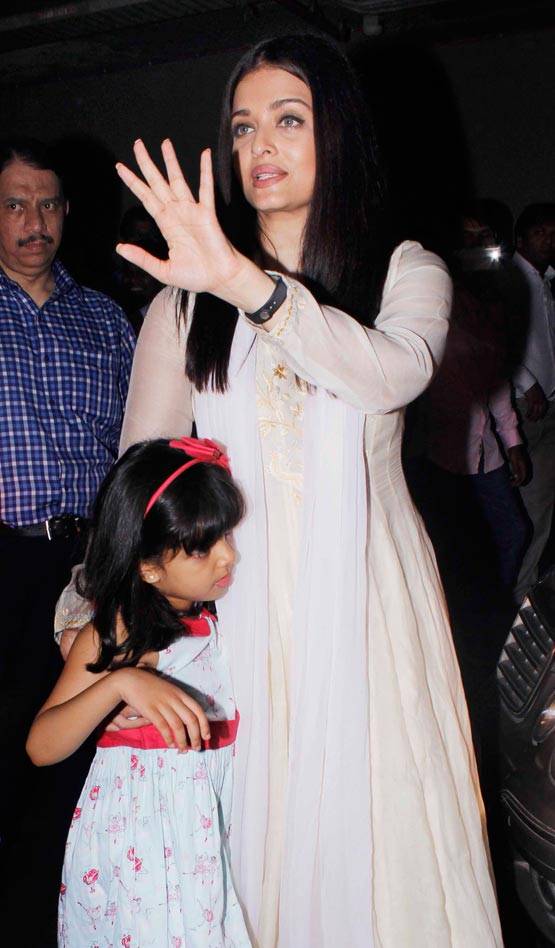 PHOTOS: पिता के अस्थि विसर्जन के बाद आराध्या के साथ दिखीं ऐश्वर्या