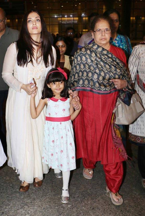 PHOTOS: पिता के अस्थि विसर्जन के बाद आराध्या के साथ दिखीं ऐश्वर्या