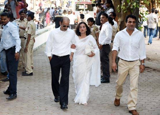 PHOTOS:विनोद खन्ना के अंतिम संस्कार में पहुंचे कौन-कौन CELEBS