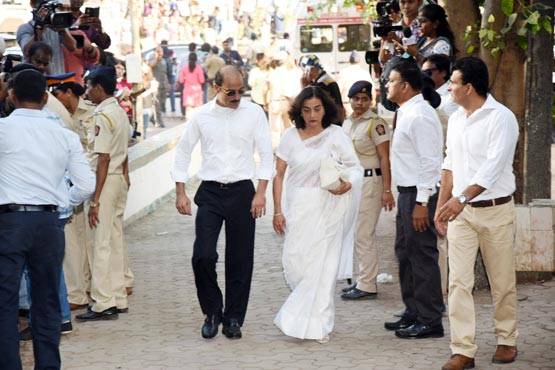 PHOTOS:विनोद खन्ना के अंतिम संस्कार में पहुंचे कौन-कौन CELEBS