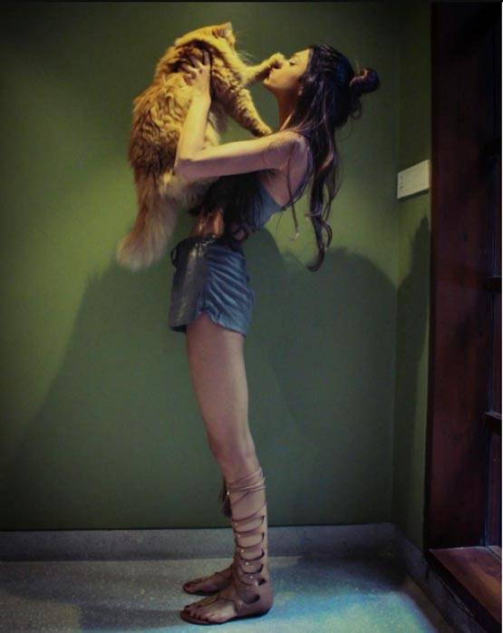 चंकी पांडे की भतीजी अलाना ने बॉयफ्रेंड के साथ शेयर की ग्लैमरस फोटो