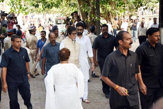 PHOTOS:विनोद खन्ना के अंतिम संस्कार में पहुंचे कौन-कौन CELEBS