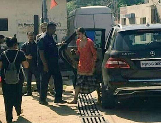 PHOTOS: पंजाब के खेतों में शाहरुख खान की सेल्फी