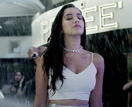 देखें, कैसे 'हाफ गर्लफ्रेंड' के साथ 'बारिश' का मजा ले रहे हैं अर्जुन