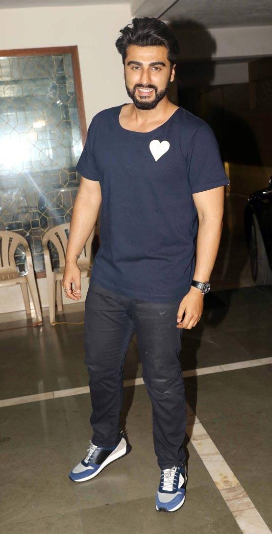 चेतन भगत को BIRTHDAY विश करने नई कार में पहुंचीं एकता कपूर