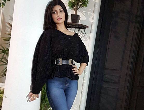 लिप सर्जरी की अफवाह के बाद नए फोटोशूट में ऐसी दिखीं आयशा टाकिया