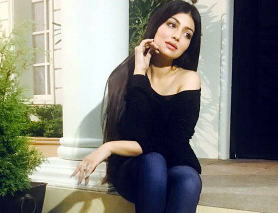 लिप सर्जरी की अफवाह के बाद नए फोटोशूट में ऐसी दिखीं आयशा टाकिया