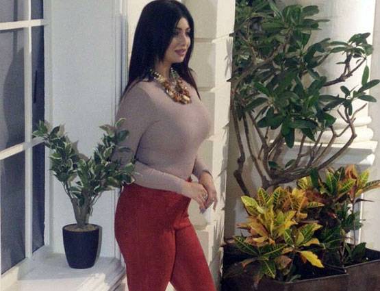 लिप सर्जरी की अफवाह के बाद नए फोटोशूट में ऐसी दिखीं आयशा टाकिया