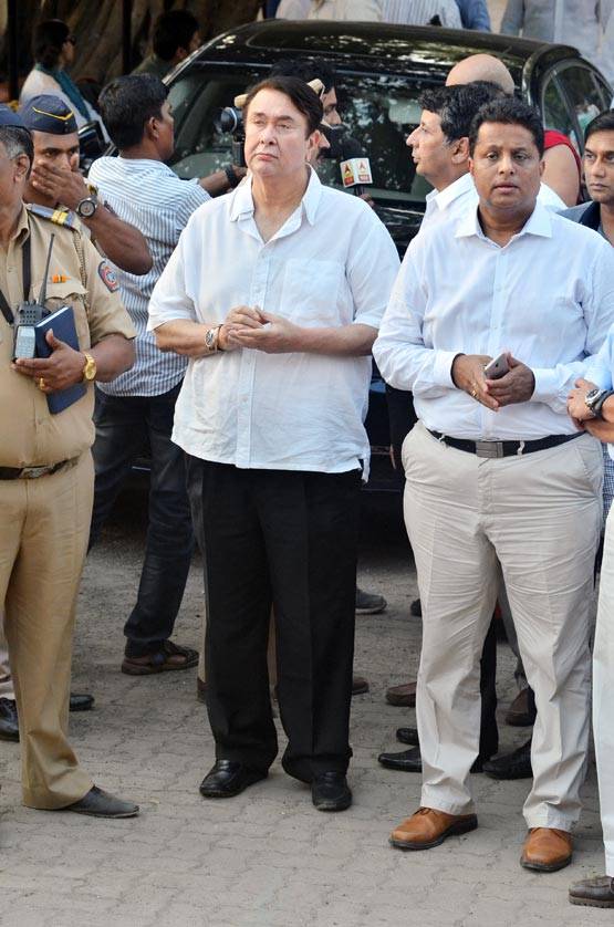 PHOTOS:विनोद खन्ना के अंतिम संस्कार में पहुंचे कौन-कौन CELEBS