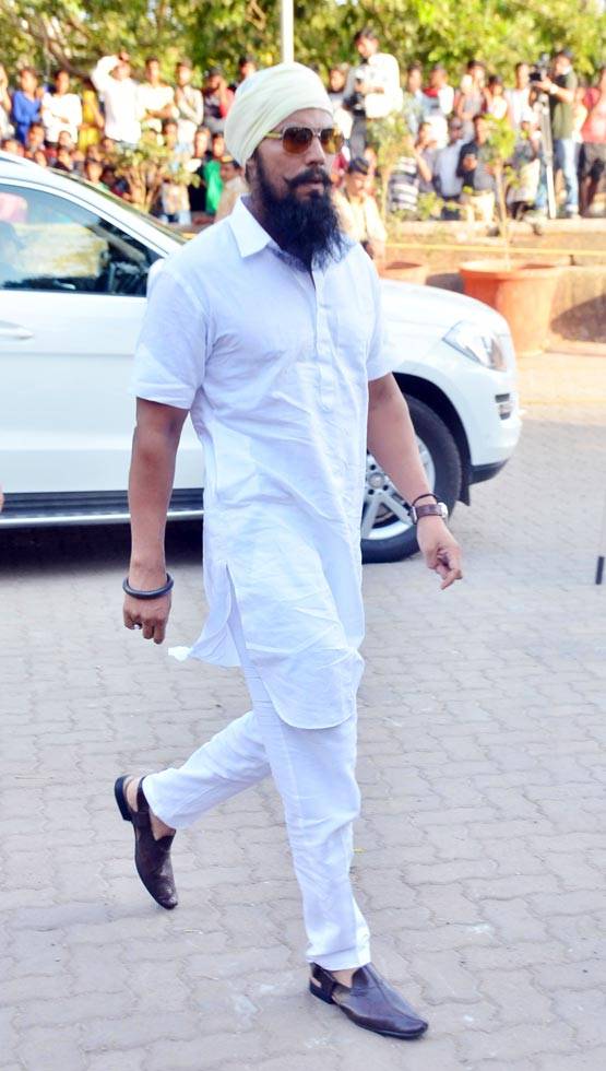 PHOTOS:विनोद खन्ना के अंतिम संस्कार में पहुंचे कौन-कौन CELEBS