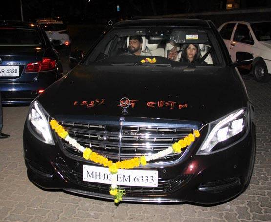 चेतन भगत को BIRTHDAY विश करने नई कार में पहुंचीं एकता कपूर