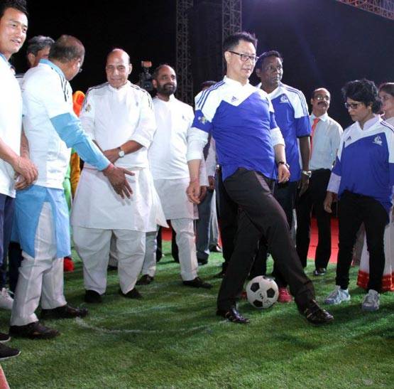 PHOTOS: राजनाथ ने ऐसे किया फुटबॉल का प्रमोशन, धोती पहन लगाई किक
