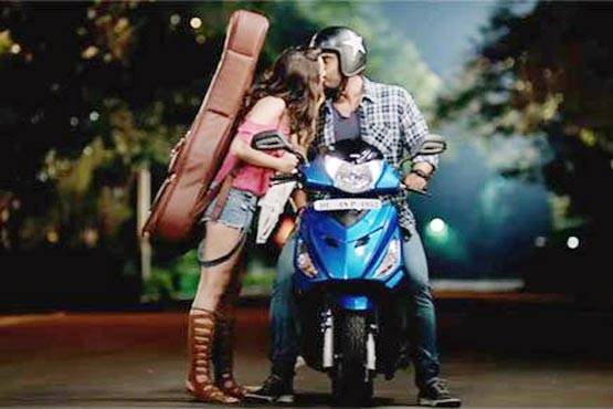 PHOTOS: 'हाफ गलफ्रेंड' श्रद्धा कपूर ने अर्जुन को दिया फुल किस