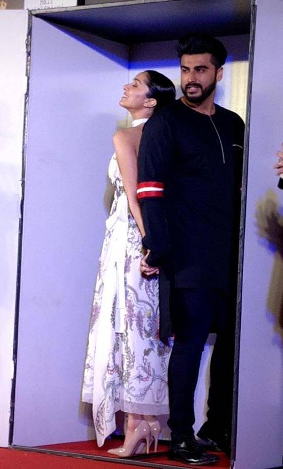 PHOTOS: 'हाफ गलफ्रेंड' श्रद्धा कपूर ने अर्जुन को दिया फुल किस