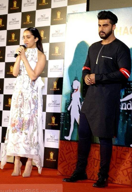 PHOTOS: 'हाफ गलफ्रेंड' श्रद्धा कपूर ने अर्जुन को दिया फुल किस