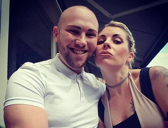 तीन बच्चों की मां ने पैसों के लिए छोड़ी पुलिस की जॉब, बन गई स्ट्रिप डांसर