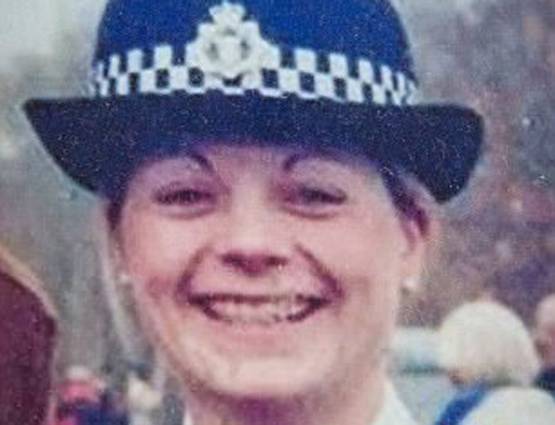 तीन बच्चों की मां ने पैसों के लिए छोड़ी पुलिस की जॉब, बन गई स्ट्रिप डांसर