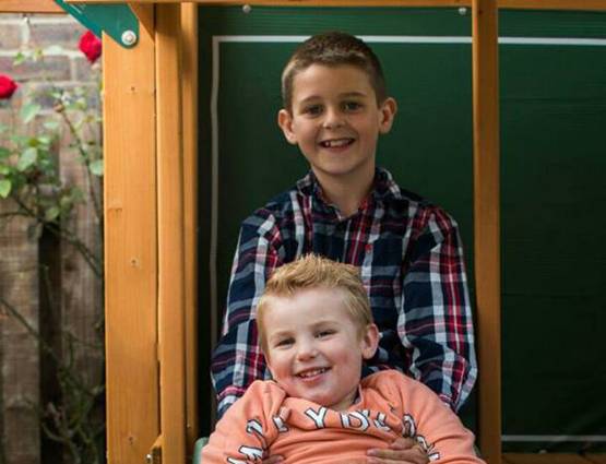 तीन बच्चों की मां ने पैसों के लिए छोड़ी पुलिस की जॉब, बन गई स्ट्रिप डांसर