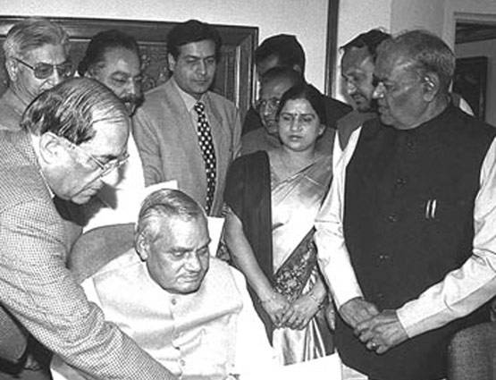 20 तस्वीरों में बीजेपी का इतिहास: जनसंघ से मोदी सरकार तक